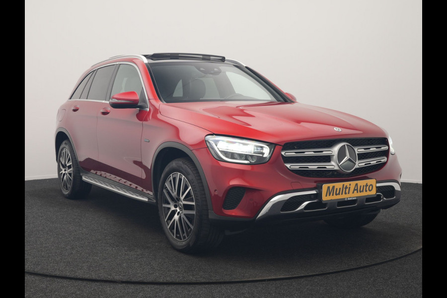 Mercedes-Benz GLC 300e 4MATIC Advantage PHEV 320pk Dealer O.H. | Trekhaak Af Fabriek | Panodak | Adaptive Cruise | Sportstoelen Verwarmd | Sfeerverlichting | Apple Carplay | Blis | Navigatie | DAB | Plug In Hybrid |