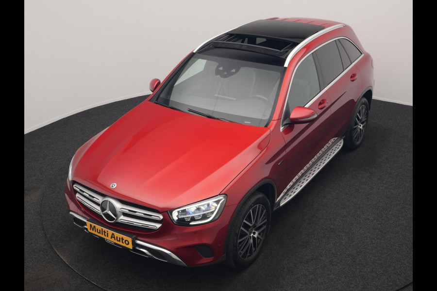 Mercedes-Benz GLC 300e 4MATIC Advantage PHEV 320pk Dealer O.H. | Trekhaak Af Fabriek | Panodak | Adaptive Cruise | Sportstoelen Verwarmd | Sfeerverlichting | Apple Carplay | Blis | Navigatie | DAB | Plug In Hybrid |