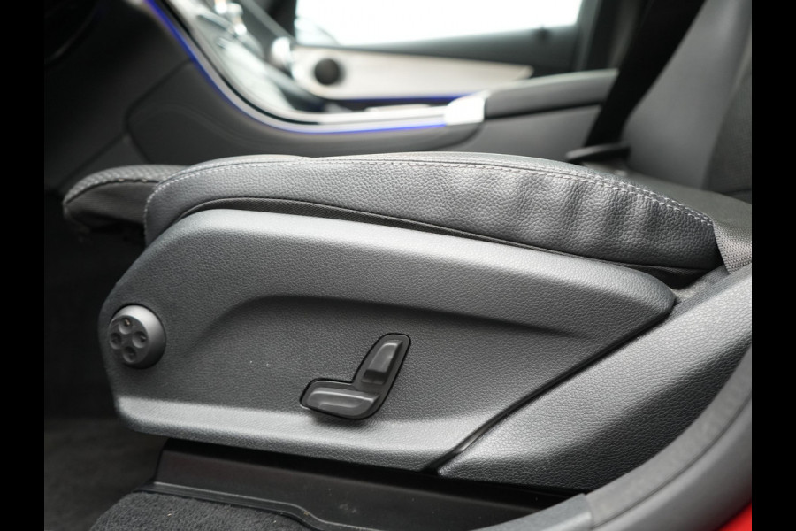 Mercedes-Benz GLC 300e 4MATIC Advantage PHEV 320pk Dealer O.H. | Trekhaak Af Fabriek | Panodak | Adaptive Cruise | Sportstoelen Verwarmd | Sfeerverlichting | Apple Carplay | Blis | Navigatie | DAB | Plug In Hybrid |