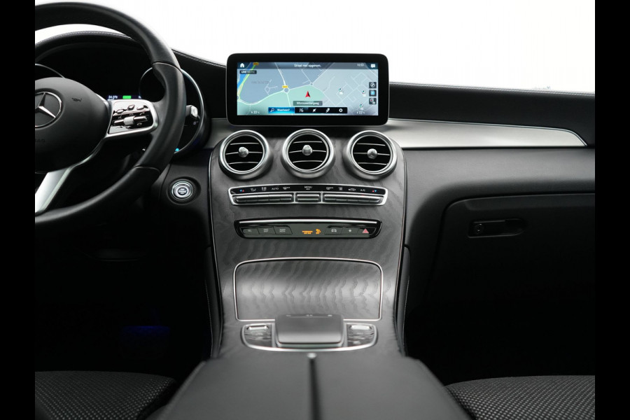 Mercedes-Benz GLC 300e 4MATIC Advantage PHEV 320pk Dealer O.H. | Trekhaak Af Fabriek | Panodak | Adaptive Cruise | Sportstoelen Verwarmd | Sfeerverlichting | Apple Carplay | Blis | Navigatie | DAB | Plug In Hybrid |