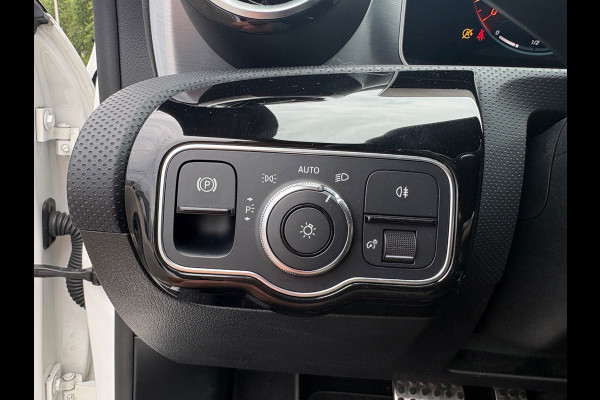 Mercedes-Benz CLA-Klasse 180 Premium Plus 10 INCH WIDESCREEN
