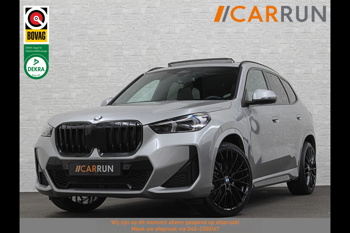 BMW X1 18i M-Sport | Panorama | Sportstoelen | Keyless-Entry | Sfeerverlichting | Achteruitrij-Camera | 3x op voorraad! | Carplay | Full-LED | Black-Optic | Getint Glas | Stoelverwarming | Draadloos Laden |