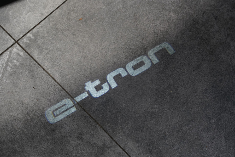 Audi e-tron 55 quattro Business edition Plus 95 kWh Panoramadak Leder B&O Full-led