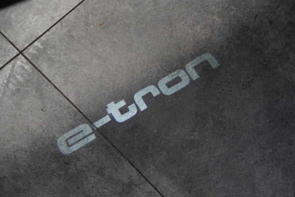 Audi e-tron 55 quattro Business edition Plus 95 kWh Panoramadak Leder B&O Full-led