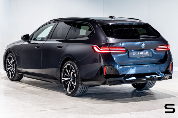 BMW 5 Serie Touring 550e xDrive|Full|B&W|Fiscaal aantrekkelijk