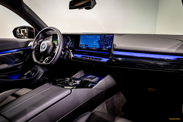 BMW 5 Serie Touring 550e xDrive|Full|B&W|Fiscaal aantrekkelijk