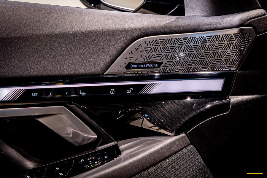 BMW 5 Serie Touring 550e xDrive|Full|B&W|Fiscaal aantrekkelijk