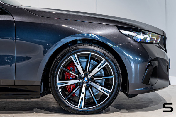BMW 5 Serie Touring 550e xDrive|Full|B&W|Fiscaal aantrekkelijk