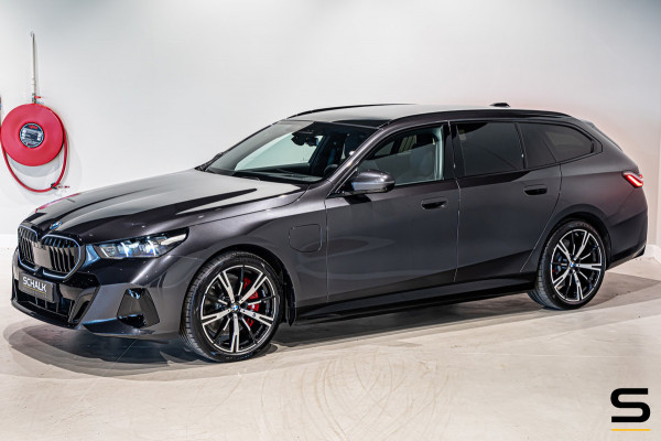 BMW 5 Serie Touring 550e xDrive|Full|B&W|Fiscaal aantrekkelijk