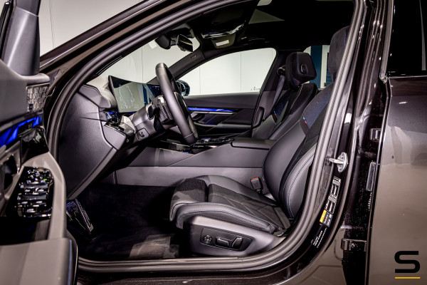 BMW 5 Serie Touring 550e xDrive|Full|B&W|Fiscaal aantrekkelijk