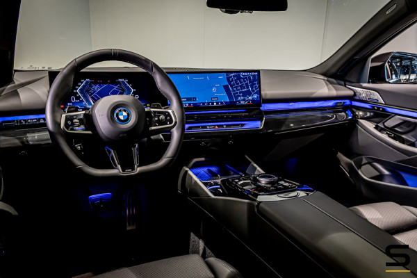 BMW 5 Serie Touring 550e xDrive|Full|B&W|Fiscaal aantrekkelijk