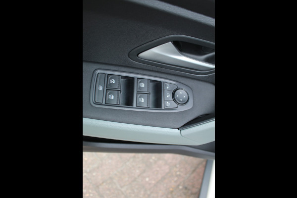Dacia Duster 1.2-130pk TCe Mild-Hybrid Extreme. Stoere SUV ! Slechts 16.000km ! Autm. airco, LED verl., 360gr. camera, parkeersensoren v+a, stoelverw., cruise control, dodehoek ass., telefoonvoorb., navigatie by Apple carplay / Android auto etc.