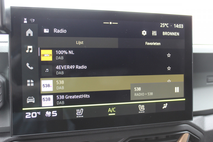 Dacia Duster 1.2-130pk TCe Mild-Hybrid Extreme. Stoere SUV ! Slechts 16.000km ! Autm. airco, LED verl., 360gr. camera, parkeersensoren v+a, stoelverw., cruise control, dodehoek ass., telefoonvoorb., navigatie by Apple carplay / Android auto etc.