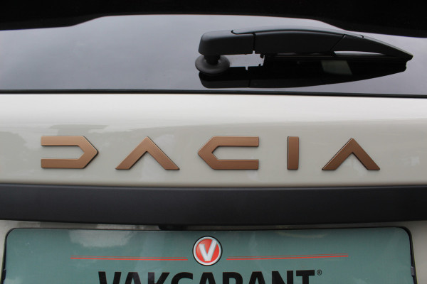 Dacia Duster 1.2-130pk TCe Mild-Hybrid Extreme. Stoere SUV ! Slechts 16.000km ! Autm. airco, LED verl., 360gr. camera, parkeersensoren v+a, stoelverw., cruise control, dodehoek ass., telefoonvoorb., navigatie by Apple carplay / Android auto etc.