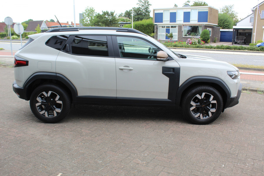 Dacia Duster 1.2-130pk TCe Mild-Hybrid Extreme. Stoere SUV ! Slechts 16.000km ! Autm. airco, LED verl., 360gr. camera, parkeersensoren v+a, stoelverw., cruise control, dodehoek ass., telefoonvoorb., navigatie by Apple carplay / Android auto etc.