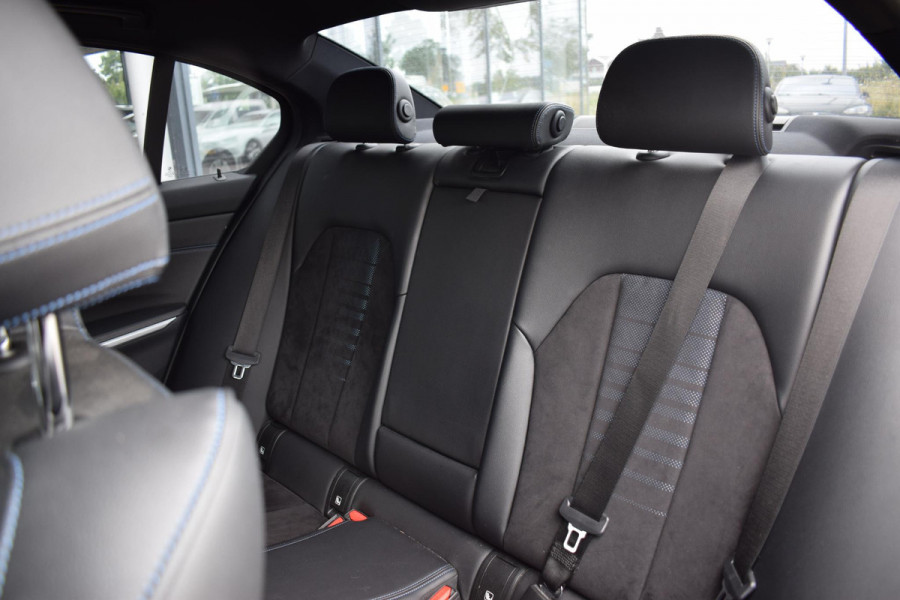 BMW 3-serie 330i High Executive | M-Sport | Leer/ Alcantara | Stoelverwarming