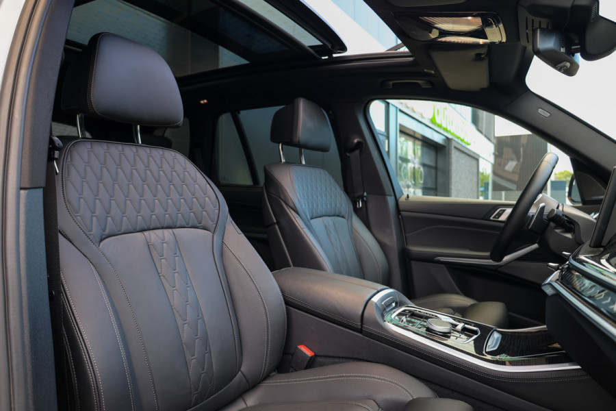 BMW X5 xDrive50e | BTW | SKYLOUNGE | 22 INCH | COMFORTSTOELEN | H/K | ACC | HUD |