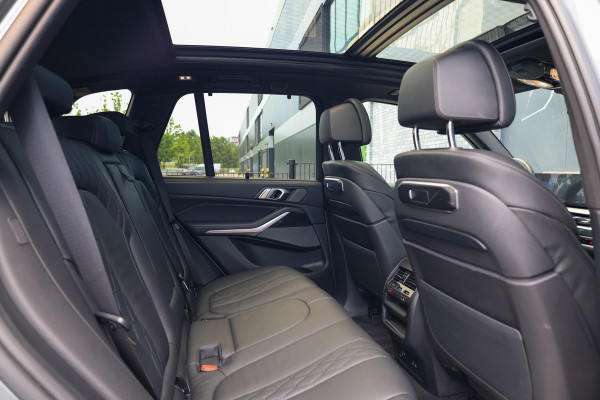 BMW X5 xDrive50e | BTW | SKYLOUNGE | 22 INCH | COMFORTSTOELEN | H/K | ACC | HUD |