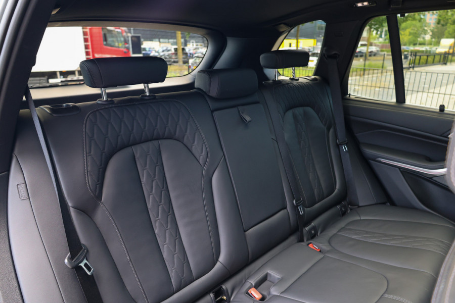 BMW X5 xDrive50e | BTW | SKYLOUNGE | 22 INCH | COMFORTSTOELEN | H/K | ACC | HUD |