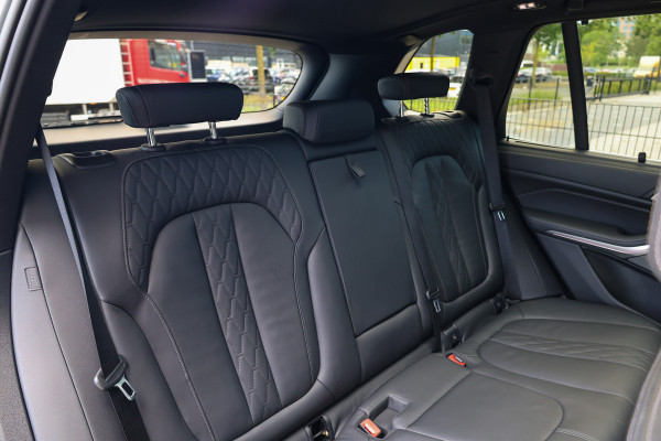 BMW X5 xDrive50e | BTW | SKYLOUNGE | 22 INCH | COMFORTSTOELEN | H/K | ACC | HUD |