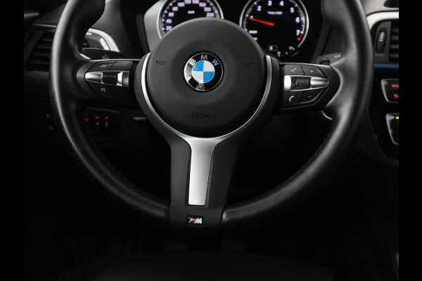 BMW 1-serie 118i High Executive M-SPORT | Leder | Full LED | Climate control | Stoelverwarming | Park assist | Cruise control | DAB | Bluetooth | Sfeerverlichting |