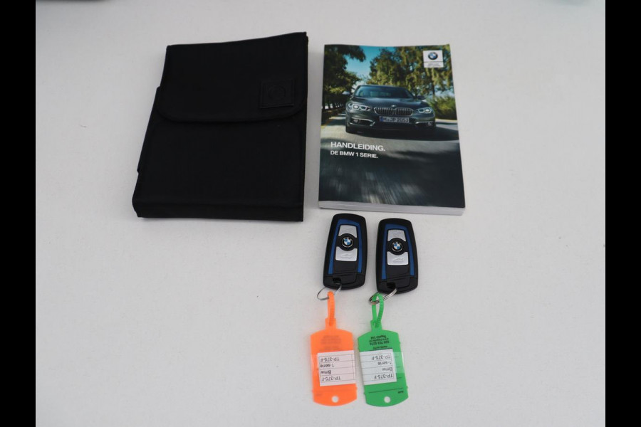 BMW 1-serie 118i High Executive M-SPORT | Leder | Full LED | Climate control | Stoelverwarming | Park assist | Cruise control | DAB | Bluetooth | Sfeerverlichting |