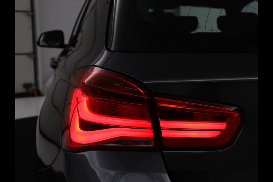BMW 1-serie 118i High Executive M-SPORT | Leder | Full LED | Climate control | Stoelverwarming | Park assist | Cruise control | DAB | Bluetooth | Sfeerverlichting |