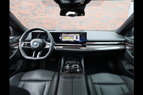 BMW 5 Serie Touring 550e xDrive | M Performance - Pano - B&W