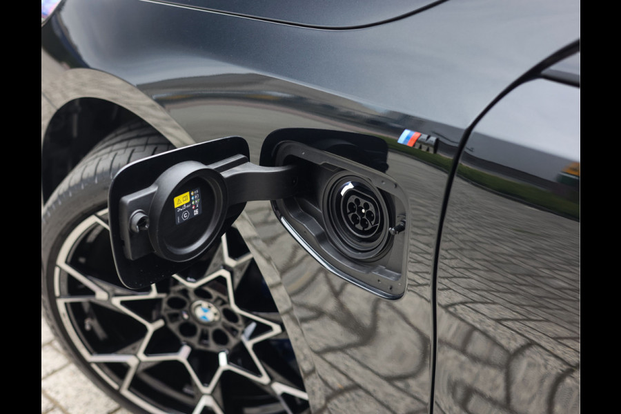 BMW 5 Serie Touring 550e xDrive | M Performance - Pano - B&W