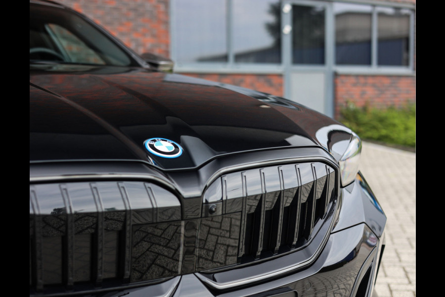 BMW 5 Serie Touring 550e xDrive | M Performance - Pano - B&W