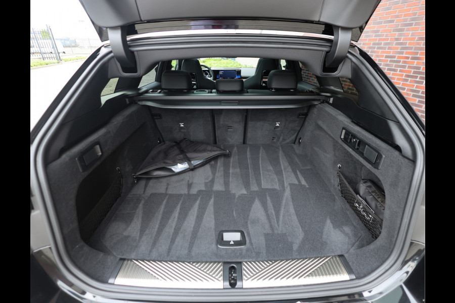 BMW 5 Serie Touring 550e xDrive | M Performance - Pano - B&W