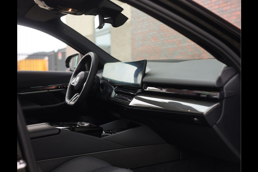 BMW 5 Serie Touring 550e xDrive | M Performance - Pano - B&W
