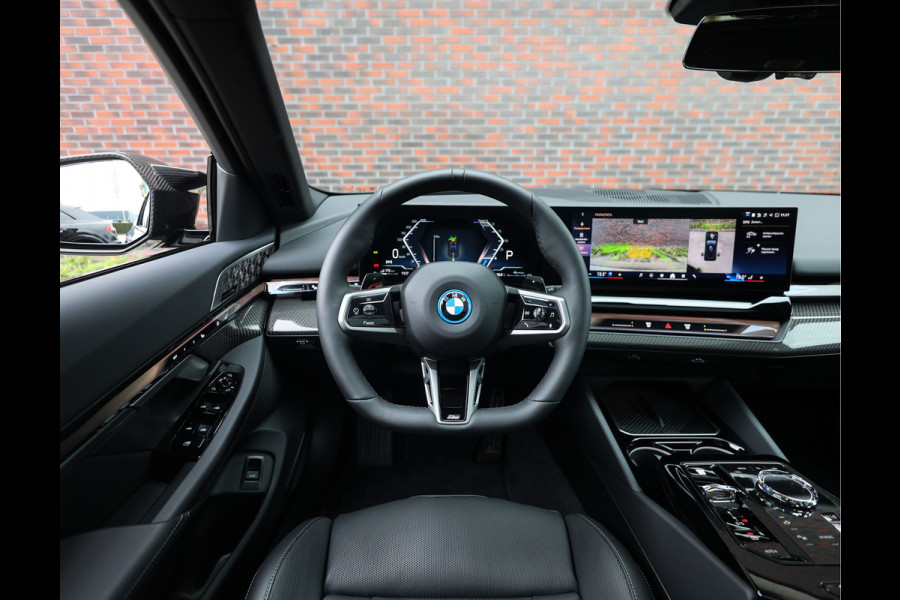 BMW 5 Serie Touring 550e xDrive | M Performance - Pano - B&W