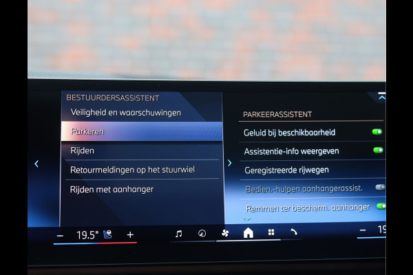 BMW 5 Serie Touring 550e xDrive | M Performance - Pano - B&W