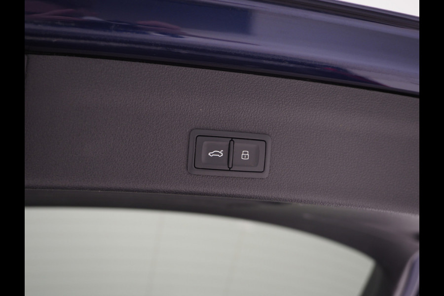 Audi A6 Avant 55 TFSI e quattro Competition Full Black | Leder/Alcantara | Trekhaak | Adaptive Cruise | Keyless | Camera | Memory | Carplay