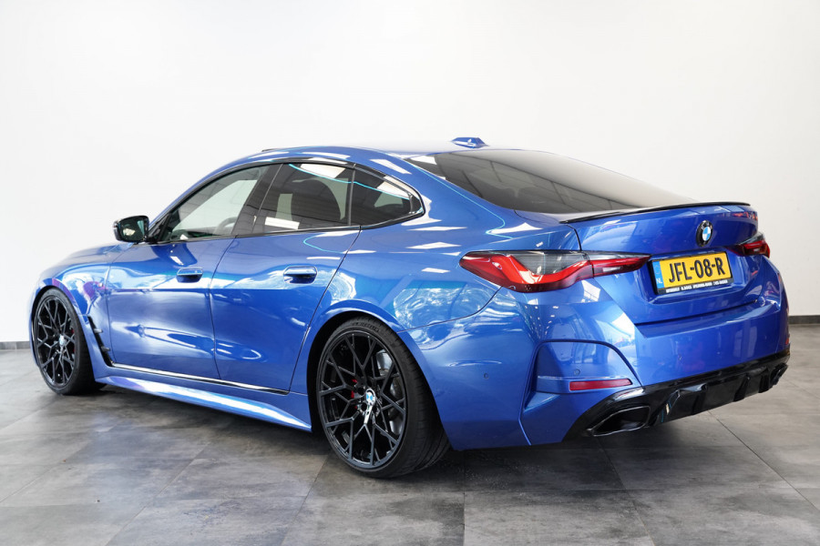 BMW 4 Serie Gran Coupé M440i xDrive High Executive ACC Opendak Wide Screen Head-up H&K Trekhaak Carbon Laser Light Portimao Blue!