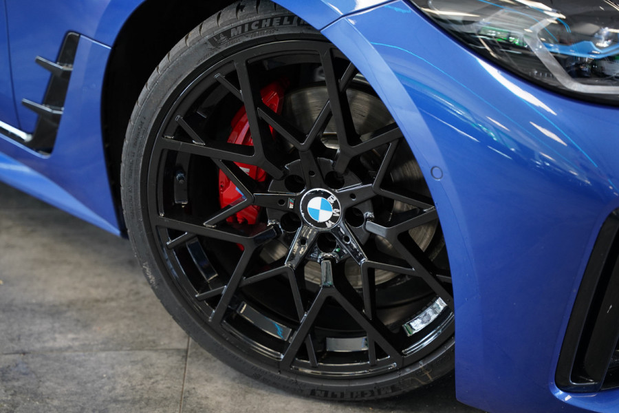 BMW 4 Serie Gran Coupé M440i xDrive High Executive ACC Opendak Wide Screen Head-up H&K Trekhaak Carbon Laser Light Portimao Blue!