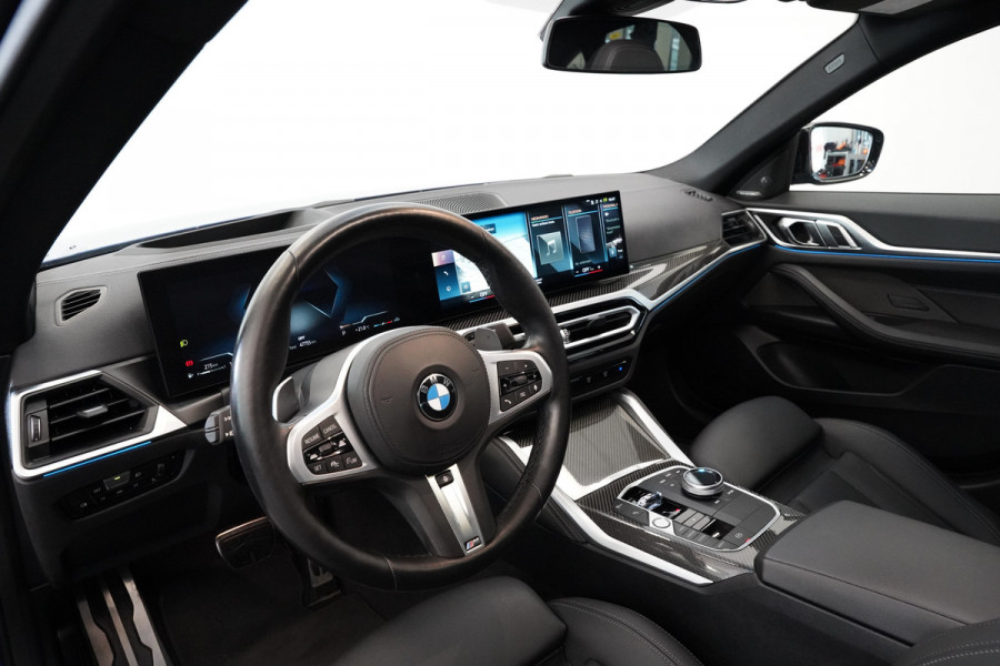 BMW 4 Serie Gran Coupé M440i xDrive High Executive ACC Opendak Wide Screen Head-up H&K Trekhaak Carbon Laser Light Portimao Blue!