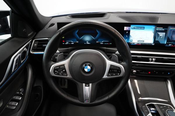 BMW 4 Serie Gran Coupé M440i xDrive High Executive ACC Opendak Wide Screen Head-up H&K Trekhaak Carbon Laser Light Portimao Blue!
