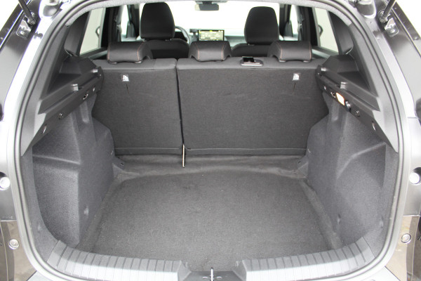 Dacia Duster 1.2-130pk TCe Mild-Hybrid Extreme. Stoere SUV ! Slechts 17.000km ! Trekgewicht 1.500kg ! Autm. airco, LED verl., 360gr. camera, pdc v+a, stoelverw., cruise control, dodehoek ass., telefoonvoorb., navigatie by Apple carplay / Android auto etc.