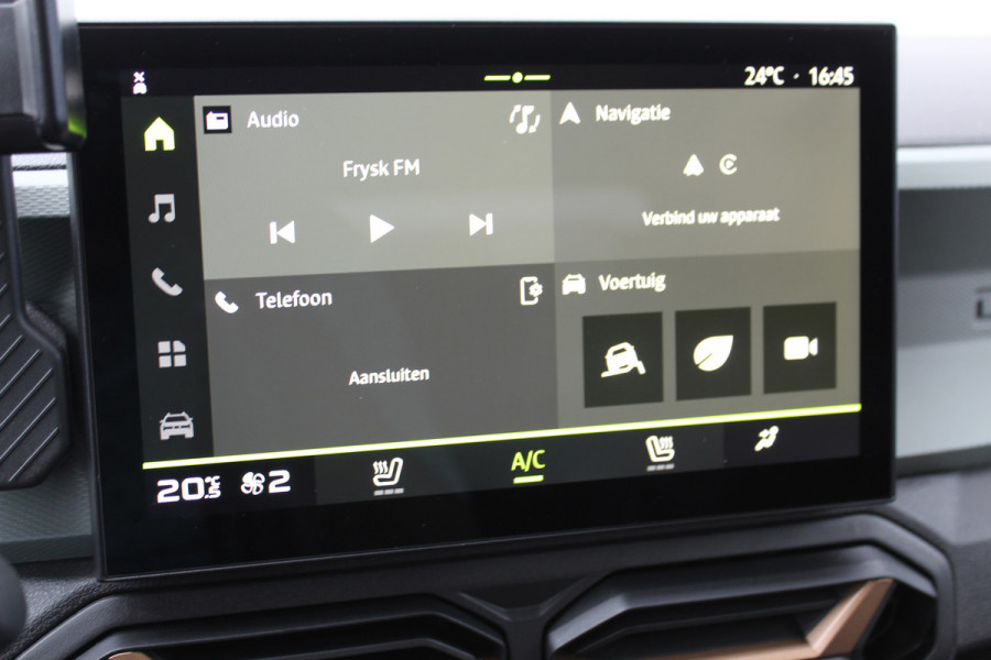 Dacia Duster 1.2-130pk TCe Mild-Hybrid Extreme. Stoere SUV ! Slechts 17.000km ! Trekgewicht 1.500kg ! Autm. airco, LED verl., 360gr. camera, pdc v+a, stoelverw., cruise control, dodehoek ass., telefoonvoorb., navigatie by Apple carplay / Android auto etc.