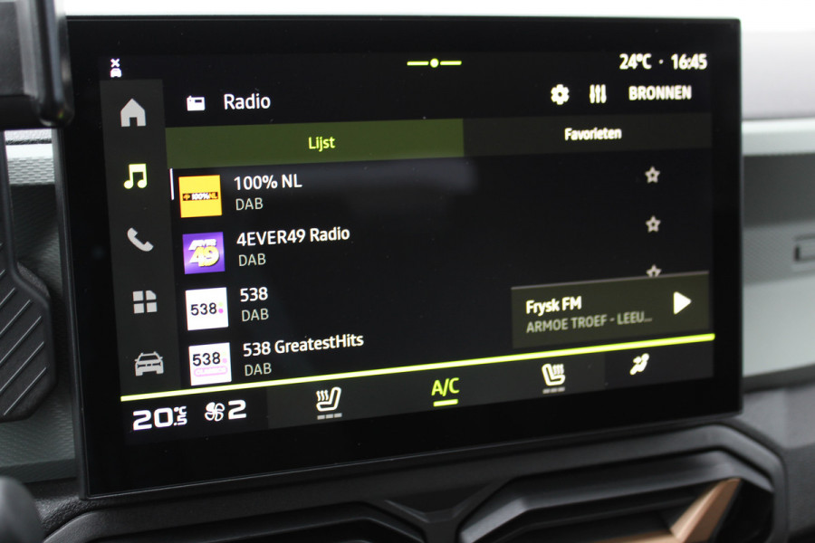 Dacia Duster 1.2-130pk TCe Mild-Hybrid Extreme. Stoere SUV ! Slechts 17.000km ! Trekgewicht 1.500kg ! Autm. airco, LED verl., 360gr. camera, pdc v+a, stoelverw., cruise control, dodehoek ass., telefoonvoorb., navigatie by Apple carplay / Android auto etc.