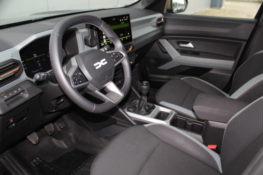 Dacia Duster 1.2-130pk TCe Mild-Hybrid Extreme. Stoere SUV ! Slechts 17.000km ! Trekgewicht 1.500kg ! Autm. airco, LED verl., 360gr. camera, pdc v+a, stoelverw., cruise control, dodehoek ass., telefoonvoorb., navigatie by Apple carplay / Android auto etc.