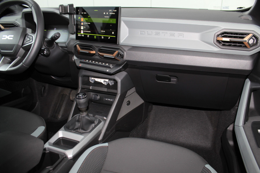 Dacia Duster 1.2-130pk TCe Mild-Hybrid Extreme. Stoere SUV ! Slechts 17.000km ! Trekgewicht 1.500kg ! Autm. airco, LED verl., 360gr. camera, pdc v+a, stoelverw., cruise control, dodehoek ass., telefoonvoorb., navigatie by Apple carplay / Android auto etc.