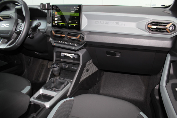 Dacia Duster 1.2-130pk TCe Mild-Hybrid Extreme. Stoere SUV ! Slechts 17.000km ! Trekgewicht 1.500kg ! Autm. airco, LED verl., 360gr. camera, pdc v+a, stoelverw., cruise control, dodehoek ass., telefoonvoorb., navigatie by Apple carplay / Android auto etc.