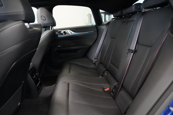 BMW 4 Serie Gran Coupé M440i xDrive High Executive ACC Opendak Wide Screen Head-up H&K Trekhaak Carbon Laser Light Portimao Blue!