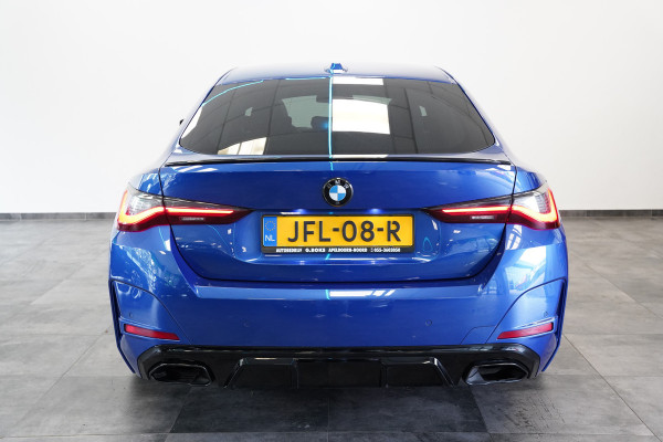 BMW 4 Serie Gran Coupé M440i xDrive High Executive ACC Opendak Wide Screen Head-up H&K Trekhaak Carbon Laser Light Portimao Blue!
