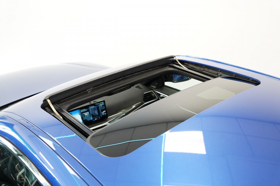 BMW 4 Serie Gran Coupé M440i xDrive High Executive ACC Opendak Wide Screen Head-up H&K Trekhaak Carbon Laser Light Portimao Blue!