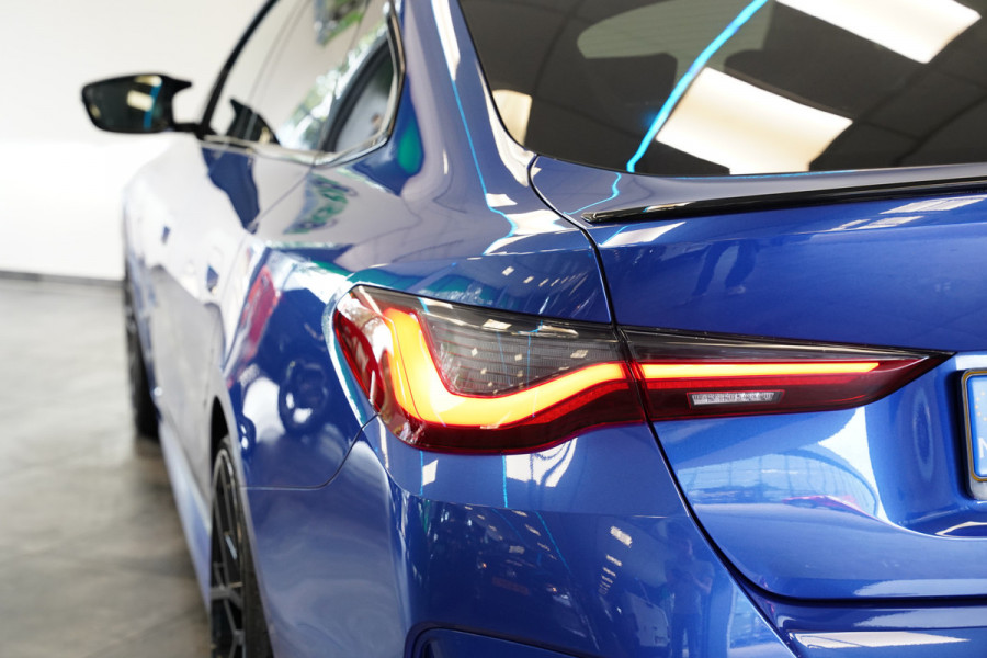 BMW 4 Serie Gran Coupé M440i xDrive High Executive ACC Opendak Wide Screen Head-up H&K Trekhaak Carbon Laser Light Portimao Blue!