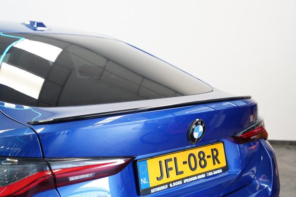 BMW 4 Serie Gran Coupé M440i xDrive High Executive ACC Opendak Wide Screen Head-up H&K Trekhaak Carbon Laser Light Portimao Blue!
